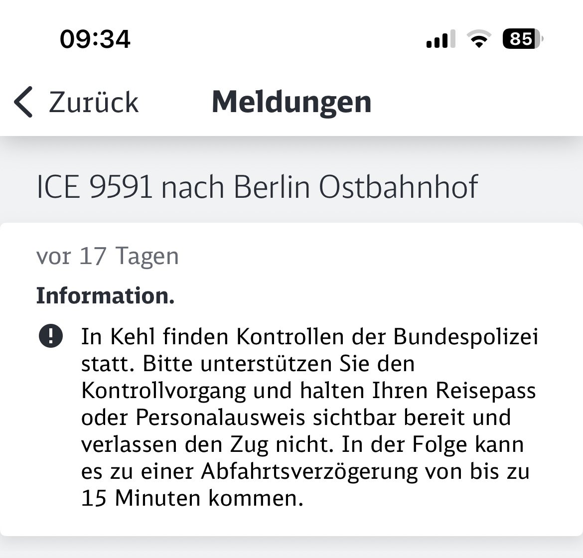 Der Zug kommt aus Paris und hält immer ausserplanmäßig in Kehl. Dort kontrolliert die Bundespolizei. Etwas versteckt findet sich dieser Hinweis. Sofern ein täglich grüßt das Murmeltier der Verspätung bei der Bahn.