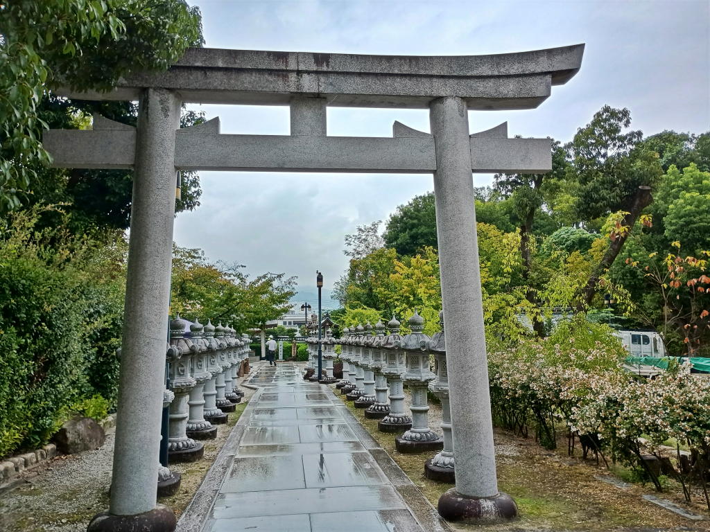 LostZeroStation's tweet photo. 9/26，#伊和志津神社 を参拝
　手塚ワールド「12星座と手塚キャラクターたち③」
　御朱印を頂きました。😊
　※9月末まで授与中

他にも行く予定でしたが、雨降ってきたので
本日は１社のみで終了…

#御朱印めぐり  #兵庫県宝塚市 https://t.co/C9x0vxlrqT