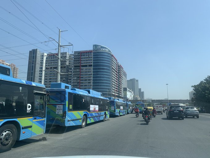 NoidaUpdatesX's tweet image. Wow, DTC buses spotted in Greater Noida west!!
But wait, these are not for daily commuters
These buses have been hired to visit expo mart
— Heights of shameless-ness by officers of @OfficialGNIDA @noida_authority
— they cannot bring regular buses for daily commuters who are…