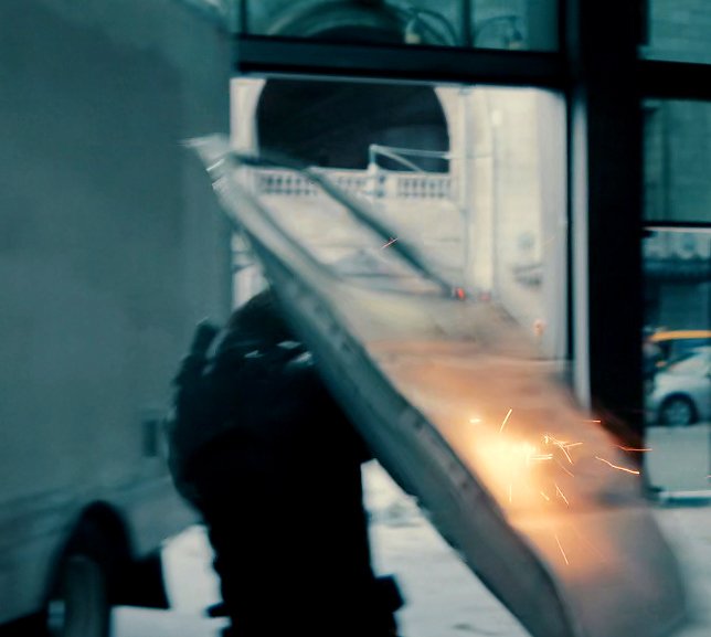 남의 차 문짝을 요긴하게 쓰는 스팁버키
아 둘다 남의 차라는 게 너무 웃기네 다들 스팁버키에게서 차를 멀리 떨어트려놓으세요