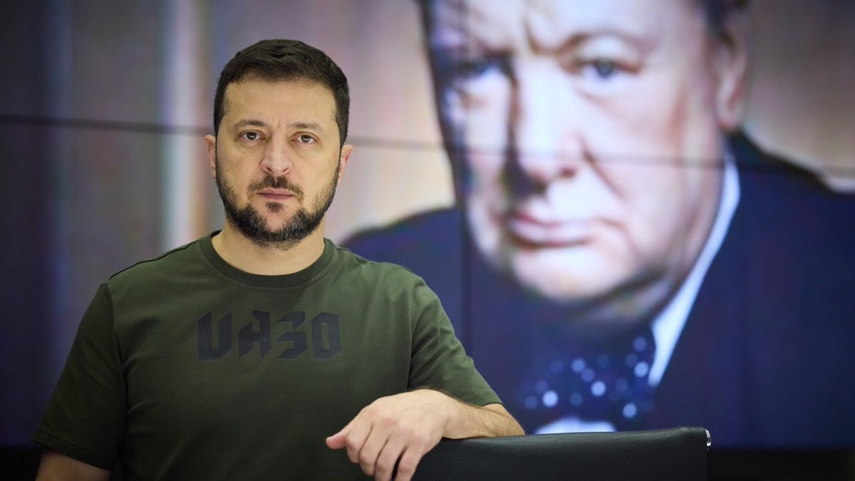 Щоденна хвилина мовчання була лише в двох країнах світу — в Британії і в Україні. Але є важливі відмінності між тим, як це було реалізовано.

По-перше, в Британії це була ініціатива знизу. Її започаткував майор Веллслі Тюдор Поул (1884-1968) — британський містик та спіритуаліст.