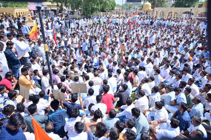 जैसलमेर में ओरण-गोचर को बचाने निकाली जनाक्रोश रैली, शिव MLA भाटी और साधु-संत हुए शामिल  

 #Jaislmer