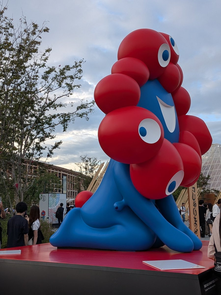 ミャクミャクも正座できるんだな