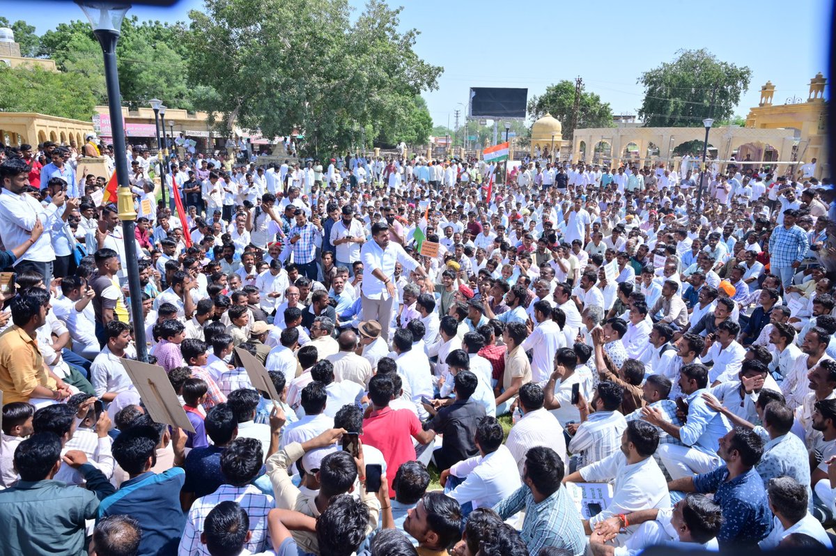 ओरण एवं गोचर संरक्षण की माँग को लेकर गड़ीसर तालाब (जैसलमेर) पर आयोजित महारैली में पहुंचे शिव विधायक रविन्द्र सिंह भाटी।
#ओरण_बचाओ #गोचर_बचाओ #गोवंश_बचाओ