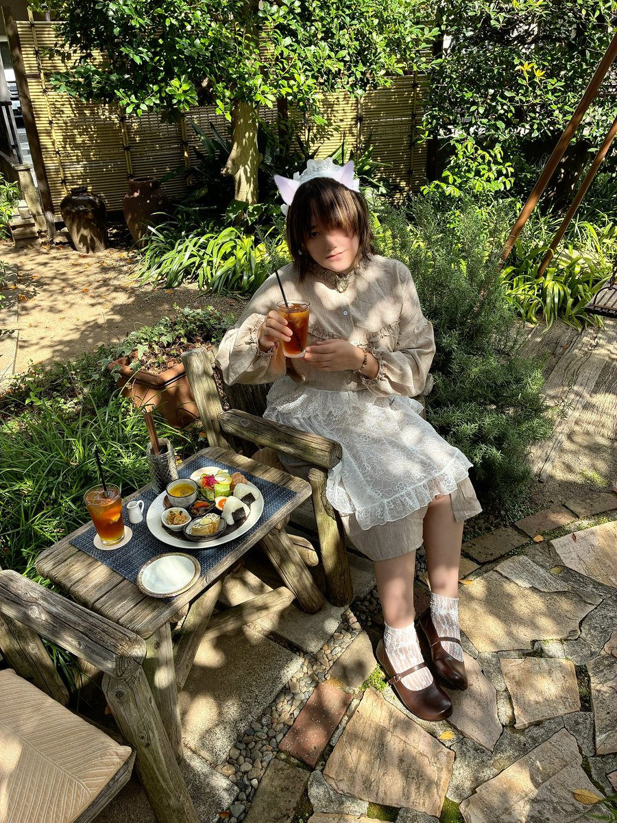 憧れのruby Blossomさんのヘッドドレスとくるみさん<a href="/SakiKurumi/">胡桃咲姫</a> のエプロンをはんなちゃんにお借りしました。似合うかに……？？

いつも見るたび検討するんだけど、どれも素敵すぎて迷っちゃうんですにぃ…

<a href="/ruby_Blossom_tw/">rubyBlossom💐(10/4 GLM13th)</a> 

#白魔女さんちの猫メイド