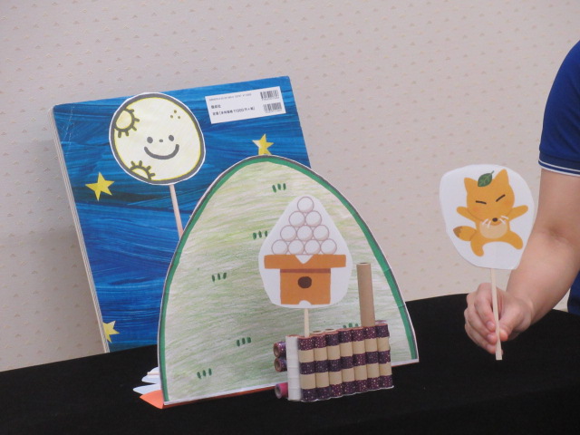 09/24 に『おはなし会プチ 』がありました。
秋といえばお月見の季節。
今日はお月さまやうさぎさんの出てくるお話などを楽しみました。
あかちゃんと触れあう手遊び歌も、みんなで一緒に歌ってにぎやかでした♪ 
次回は10/22(水)10:30からです。 
ぜひ来てくださいね☆彡

＃西葛西図書館