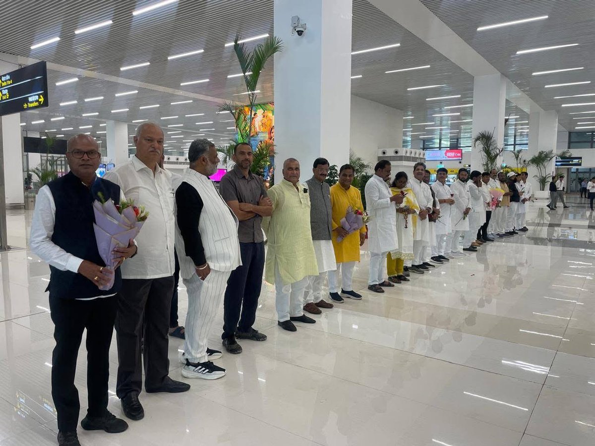 पटना एयरपोर्ट पर कांग्रेस की राष्ट्रीय महासचिव श्रीमती <a href="/priyankagandhi/">Priyanka Gandhi Vadra</a> जी का  स्वागत हुआ।

IYC एवं बिहार कांग्रेस प्रभारी श्री <a href="/Allavaru/">Krishna Allavaru</a> जी, प्रदेश अध्यक्ष श्री <a href="/rajeshkrinc/">Rajesh Ram</a> जी तथा बिहार कांग्रेस परिवार के वरिष्ठ नेताओं ने उनका अभिनंदन किया। ✊🌸