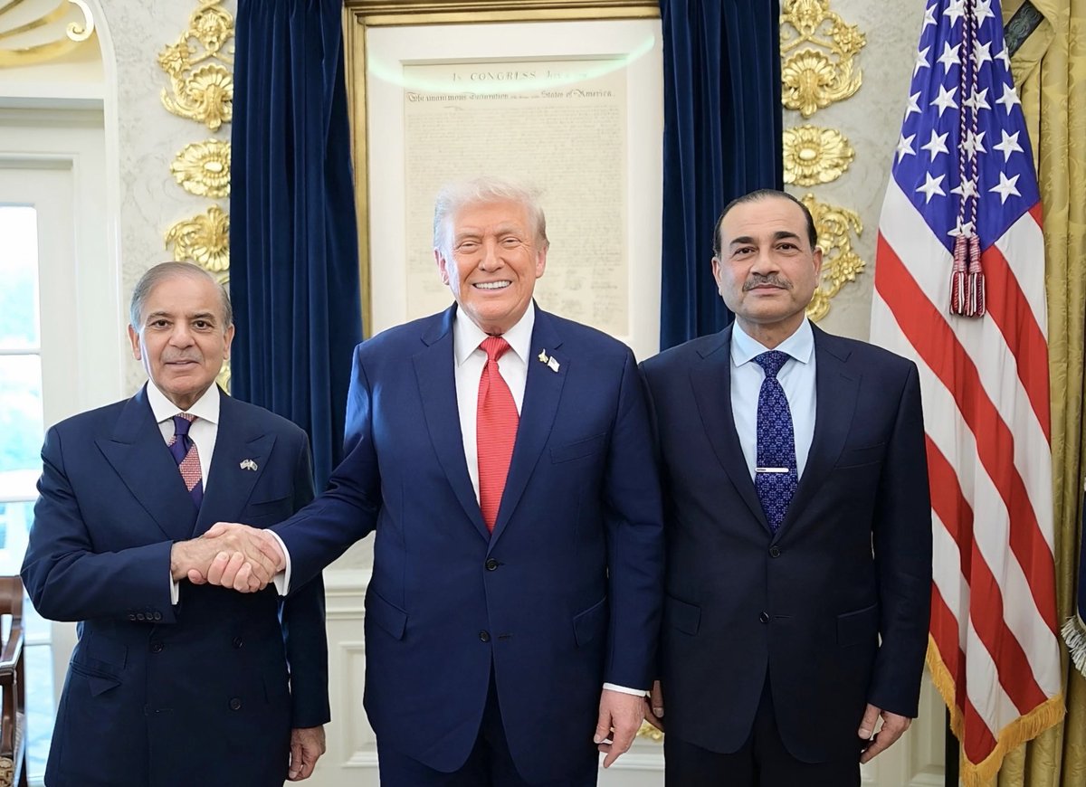 Tusharjeet5000's tweet photo. Trump cozying up with Shehbaz Sharif: PM of Terroristan itself. Worldโs #1 exporter of jihad gets a handshake, but India will NEVER bow to this hypocrisy. ๐ฎ๐ณ๐ฅ
#India #Trump #ShehbazSharif #AsimMunir #USA #TrumpTariffs #trumpTariff #ExceptTrump #USPresidentTrump #OvalOffice #Pakistan