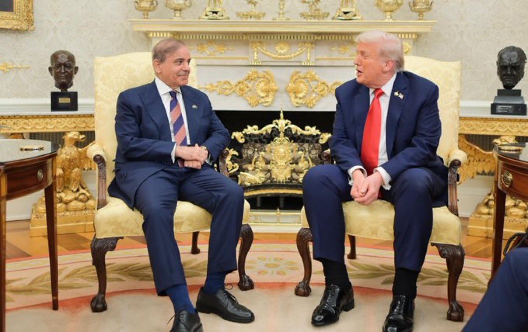 Tusharjeet5000's tweet photo. Trump cozying up with Shehbaz Sharif: PM of Terroristan itself. Worldโs #1 exporter of jihad gets a handshake, but India will NEVER bow to this hypocrisy. ๐ฎ๐ณ๐ฅ
#India #Trump #ShehbazSharif #AsimMunir #USA #TrumpTariffs #trumpTariff #ExceptTrump #USPresidentTrump #OvalOffice #Pakistan