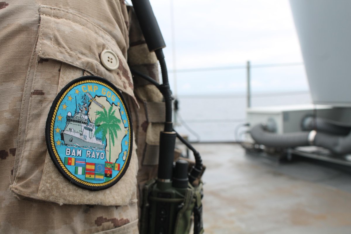 EMADmde's tweet photo. El #BAMRayo, antes de su entrada en el puerto de Lagos, en Nigeria, realizó un adiestramiento de tiro con armas de pequeño calibre. 
La constante instrucción de la dotación les hace estar preparados ante cualquier posible escenario y cumplir con éxito la misión.
 #MOPS. @Armada_esp