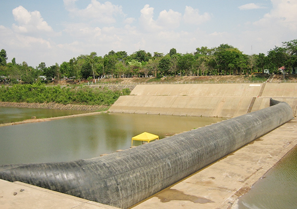 BeijingBIC's tweet image. Inflatable rubber dams outshine steel gates with quick installation, reduced costs, and excellent resilience. They deflate for flood safety and inflate when needed, offering unmatched flexibility. A reliable solution for municipalities and engineers. 
#RubberDam #SteelGate
