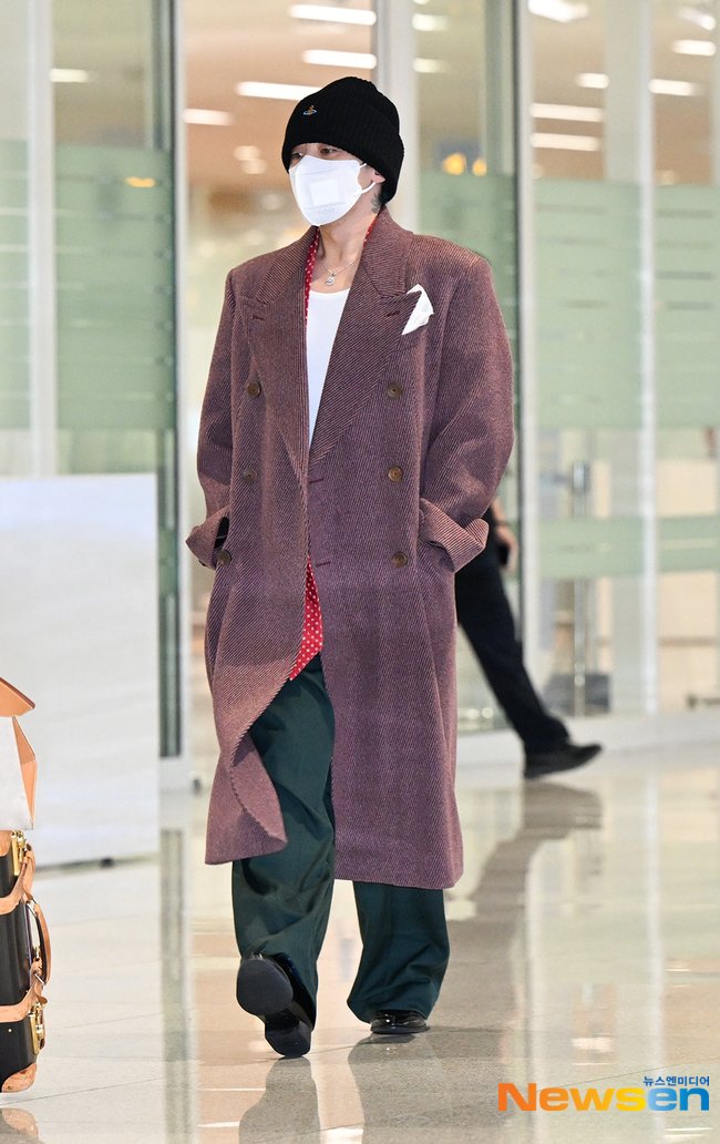 Jiyong wearing Vivienne Westwood's Winston coat from London to