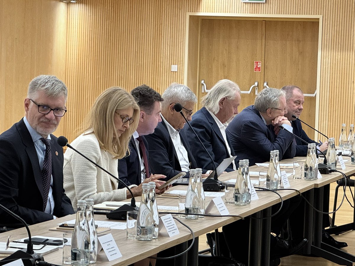 unilodz's tweet photo. Rozpoczęły się obrady Konferencji Rektorów Uniwersytetów Polskich #KRUP. W tym roku #UniLodz jest gospodarzem spotkania. Cieszymy się, że oprócz rozmów o współpracy i wyzwaniach uczelni, będziemy mogli pokazać odmienioną, piękniejszą Łódź z którą związany jest uniwersytet. https://t.co/c5mdU2HM6o