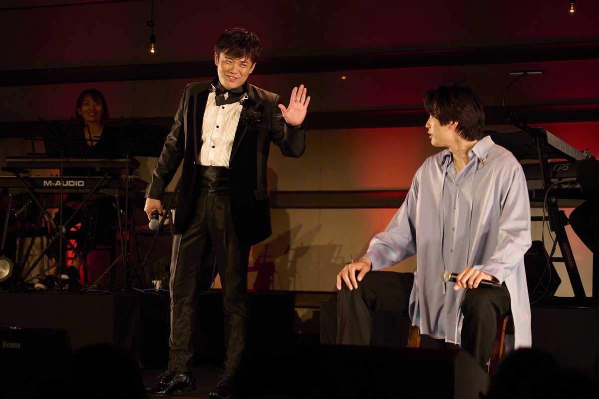 【#ミューラバ 思い出写真館📸✨】
レミゼメドレー
#空の椅子取りゲーム 🪑

#東啓介 さんが歌うカフェソングを、#藤岡正明 が先輩マリウスとして奪うのか…？！
インスタに他ショットも掲載！

【Instagram】
instagram.com/musicallovers_…

【チケット一般発売中🎫‼️】
eplus.jp/sf/detail/3613…