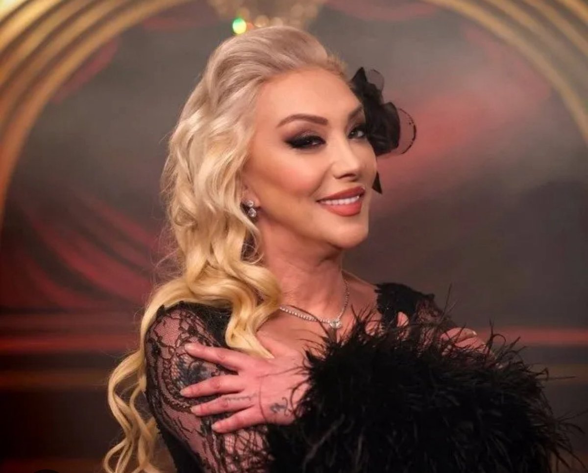 Çocukluğum tek tek gidiyor.
çok üzgünüm #güllü