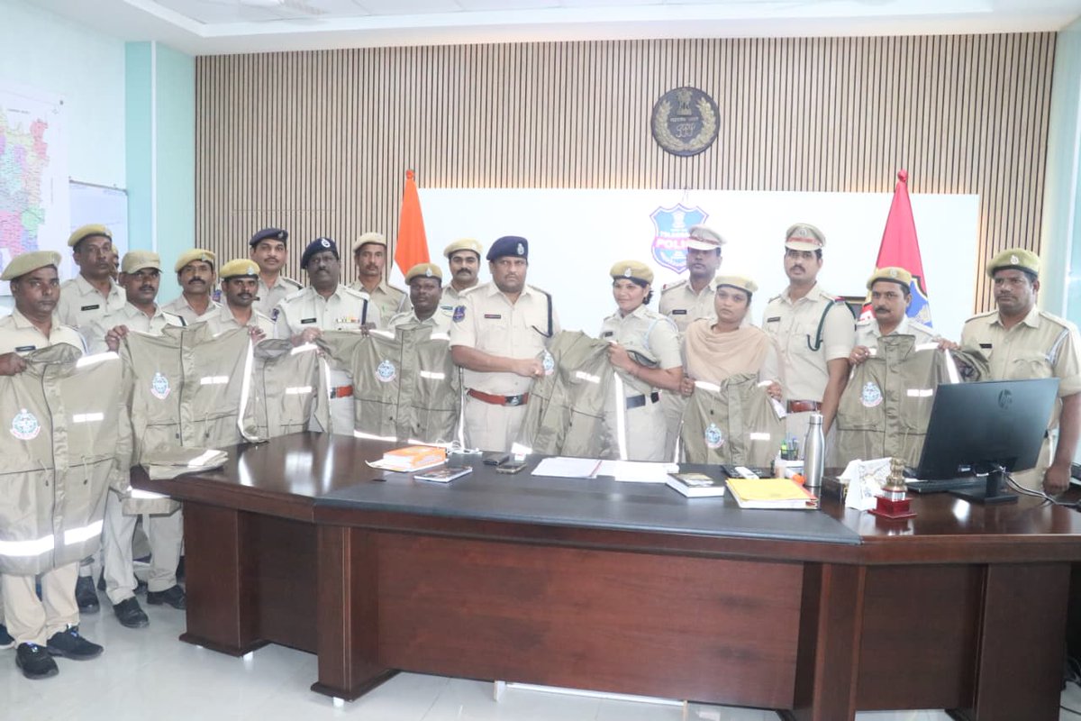 spmedak's tweet image. మెదక్ జిల్లాలో విధులు నిర్వహిస్తున్న హోం గార్డుల సంక్షేమం కోసం డిజిపి కార్యాలయం నుండి పంపిన రెయిన్ కోట్స్ ను జిల్లా ఎస్పీ శ్రీ డి.వి. శ్రీనివాసరావు, IPS గారు ఈ రోజు అందజేశారు.
హోం గార్డ్స్ సేవలు పోలీస్ శాఖకు అంతర్గత బలం. ✊☔
#TelanganaPolice #MedakPolice #HomeGuards #Welfare