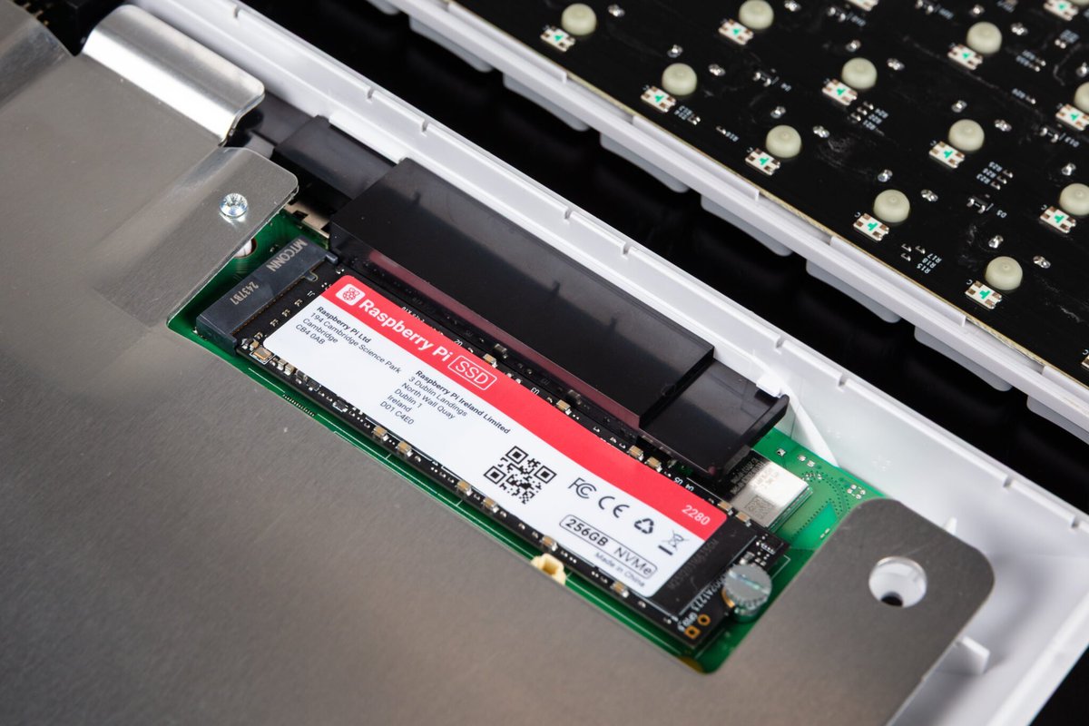 kotecinho's tweet image. all-in-one PC inside a keyboard: Raspberry Pi 500+