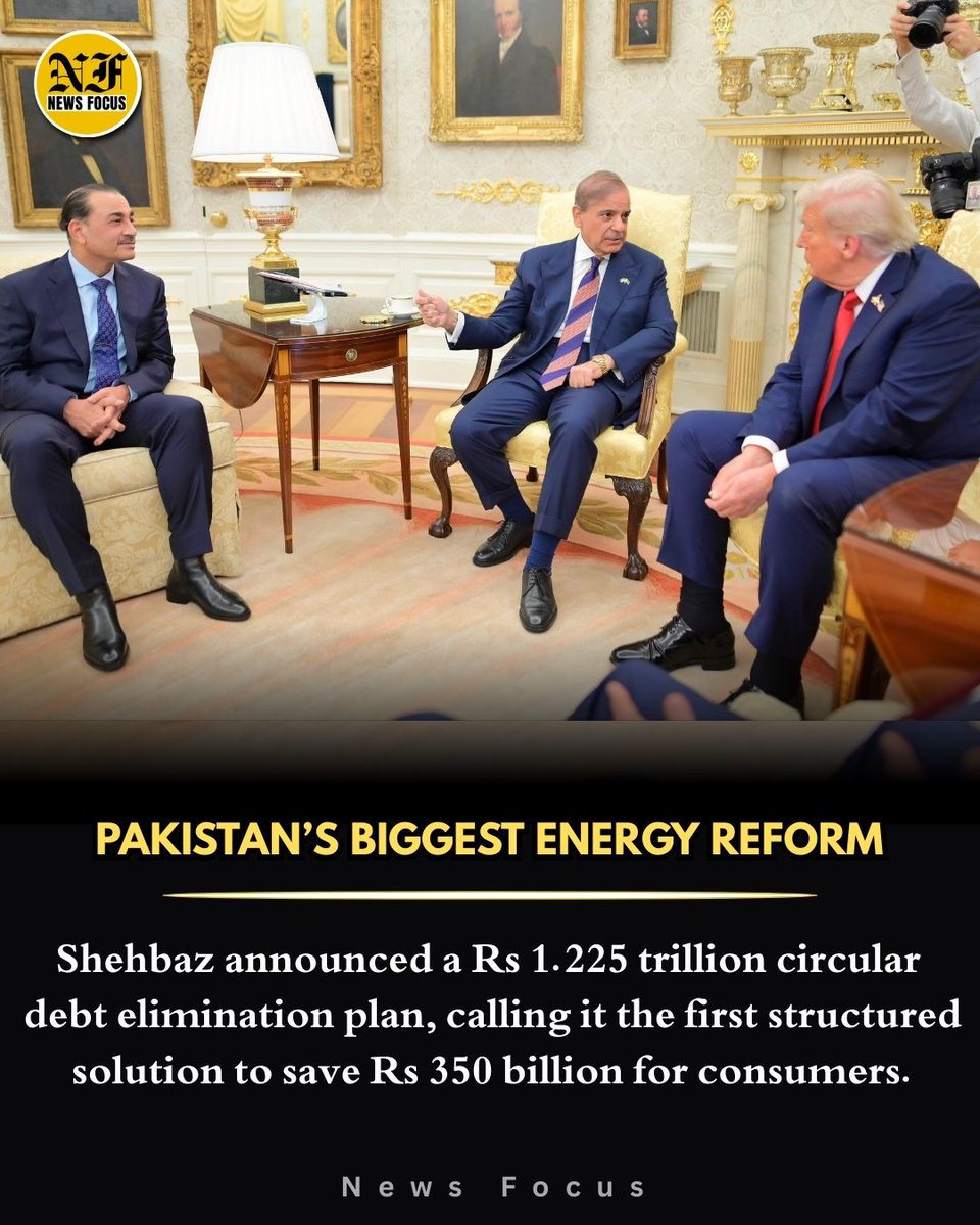 PakFocusnews's tweet photo. 🇵🇰🤝🇺🇸 Pm Shehbaz Sharif met with President #USA  #DonaldTrump praising him as a “man of peace” for his sincere efforts to end conflicts worldwide &amp; commended the steps on the bilateral front to strengthen the #Pakistan -#UNGA  economic cooperation. https://t.co/jMg75OybOb