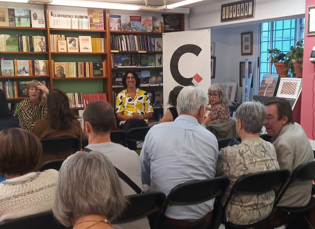 Ayer pasé una tarde maravillosa en la mítica librería Cálamo de Zaragoza, que tenía una preciosa luz otoñal. La calidez de los libreros, la maestría de Concha Montserrat para manejar con tanta gracia la presentación y el encuentro con lectores atentos sellaron un día excepcional.