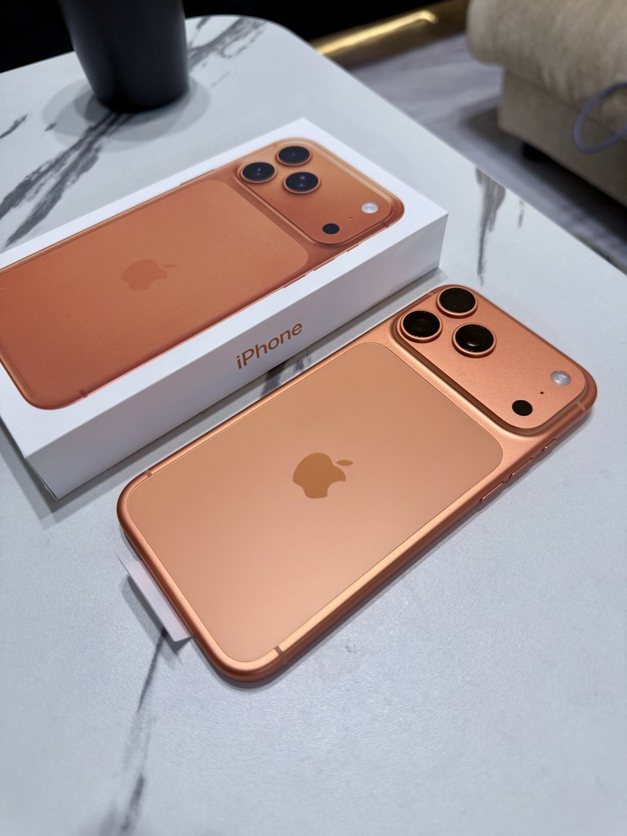 Ape_CW2's tweet photo. 🍊やっと到着
16promaxより丸みがあって好き https://t.co/8UagWAaWOg