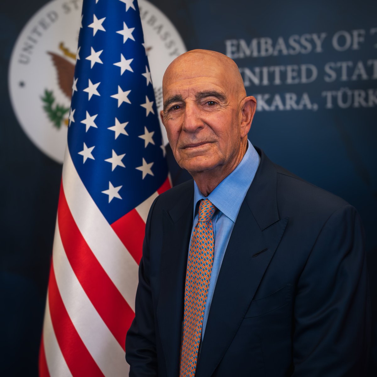 ABD'nin Türkiye Büyükelçisi Tom Barrack:

"Türkiye’yi her konuştuğumuzda, 'bizim en büyük NATO müttefikimiz' diyoruz.

NATO’nun amacı Avrupa’yı Rusya’dan korumak. Türkiye ise ittifakta en büyük ikinci asker ve ekipman sağlayıcısı. Ama Avrupa Birliği onları üye olarak kabul