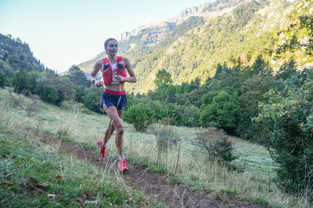 Naomi Lang of Great Britain runs in second in the Short Trail at 15.5km. She looks really strong, but is more than 10 minutes off the lead. #WMTRC