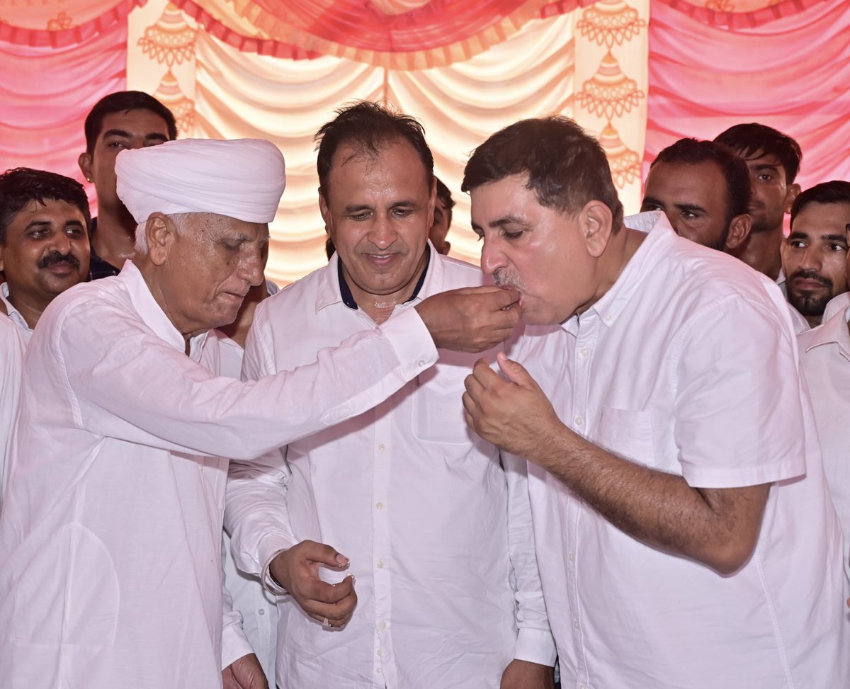 Dinesh Patel Aanjna (@dineshpatel_inc) on Twitter photo वजीरों से मत डर ए शहंशाह, तू हुकूमत का सरताज है,
हारा भले ही तू वक्त से है, दिलों में आज भी तेरा राज है।
सब सवालों का एक ही जवाब- सत्यमेव जयंते 🙏🏻
Wait And watch
<a href="/Hemaram_INC/">Hemaram Choudhary</a> <a href="/Barmer_Harish/">Harish Chaudhary</a> <a href="/UmmedaRamBaytu/">Ummeda Ram Beniwal</a> वजीरों से मत डर ए शहंशाह, तू हुकूमत का सरताज है,
हारा भले ही तू वक्त से है, दिलों में आज भी तेरा राज है।
सब सवालों का एक ही जवाब- सत्यमेव जयंते 🙏🏻
Wait And watch
<a href="/Hemaram_INC/">Hemaram Choudhary</a> <a href="/Barmer_Harish/">Harish Chaudhary</a> <a href="/UmmedaRamBaytu/">Ummeda Ram Beniwal</a>