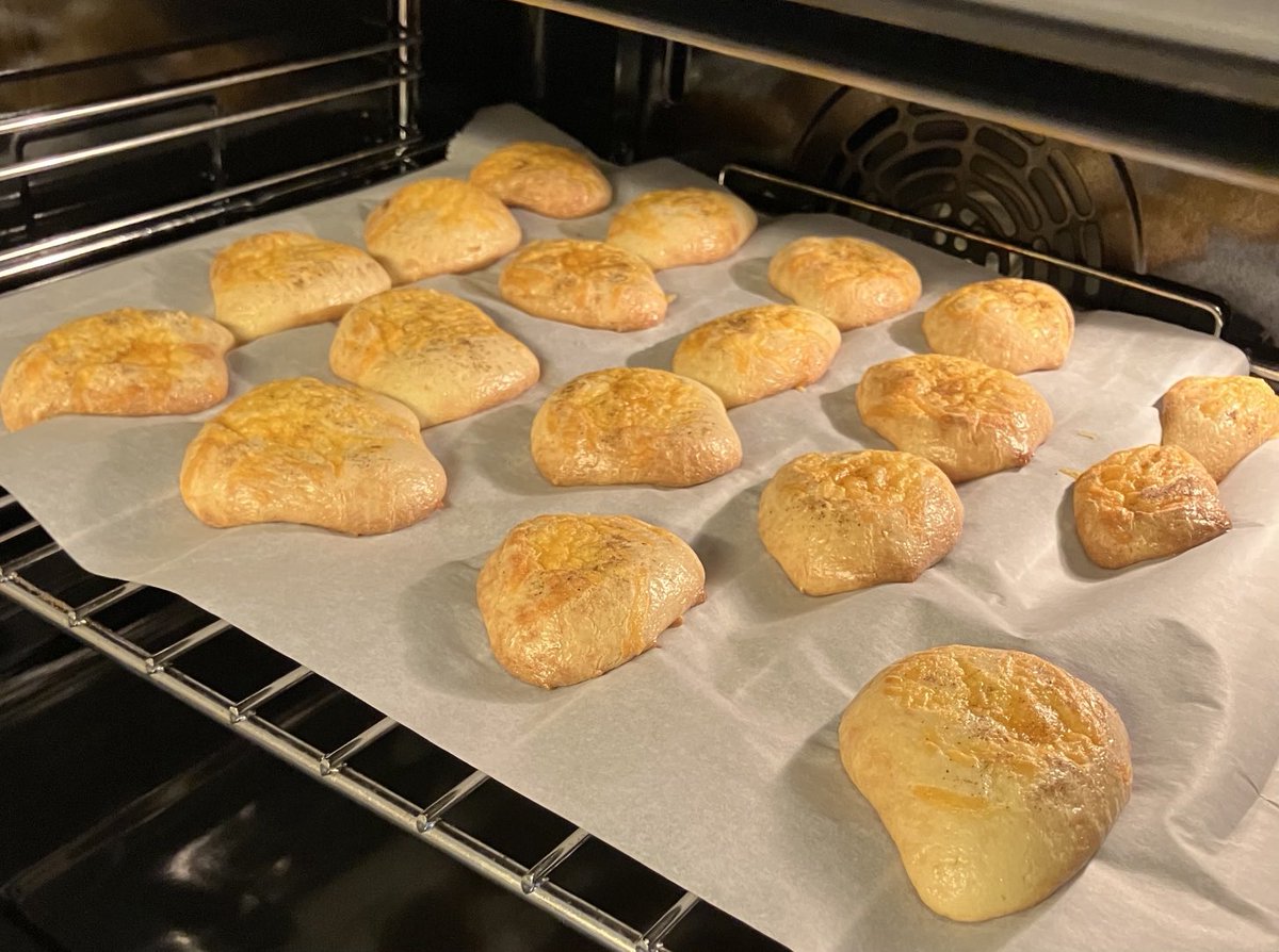 KrisBlackRose's tweet photo. Upgraded the #butterpowder brioche recipe: base mix is butter powder, bio casein protein powder, 1 whole egg, salt crystals, heavy cream, grated emmenthaler. On the top of each piece I added some grated cheddar & black pepper powder. No eggy, very fluffy. @CaryKelly11 ❤️ https://t.co/dA1jG414jN