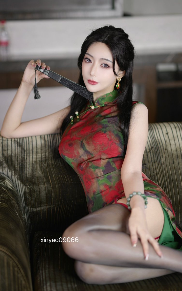 独家系列以来的第一套旗袍 拍得自己很满意😌预售优惠中～支持的宝宝多的话上图100张大饱眼福！#瑶瑶写真 #独家系列 #王馨瑶本人