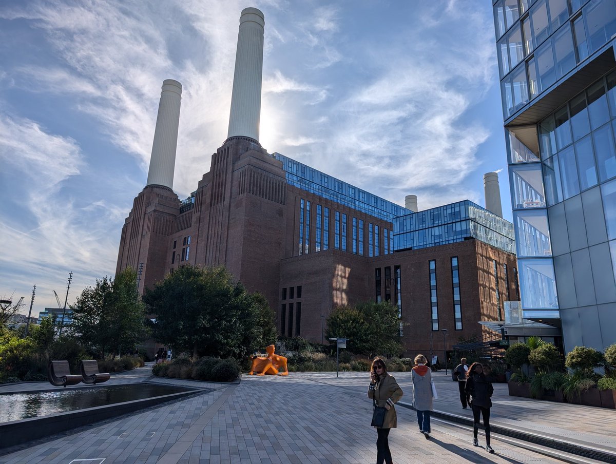 daparian's tweet image. Love how this area of #London has #regenerated, #repurposed &amp;amp; #reinvented. That&apos;s such an important part of the #traumajourney, learning that the nature of life is change, embracing difficulties as opportunity. #PostTraumaticGrowth is a thing, see the doors opening when they do.