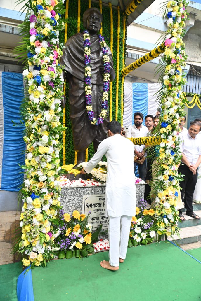 AITCofficial's tweet photo. Paying floral respects at Vidyasagar College, Shri @abhishekaitc reaffirmed Bengal’s eternal indebtedness to Ishwar Chandra Vidyasagar.

His life, steeped in social justice and universal learning remains the very embodiment of the Bengali spirit – resilient, enlightened, and unyieldingly humane.