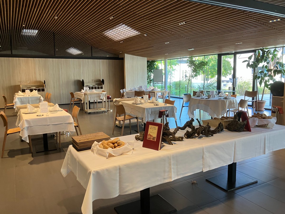 [RESTAURANT] 🍽️

Premier TP de reprise mercredi soir dernier avec les terminales Bac Pro Services !
Une très belle soirée placée sous le signe de la convivialité ! ✨

#argelessurmer #lycéebourquin #lycéechristianbourquin #bacproservice #restaurantdapplication