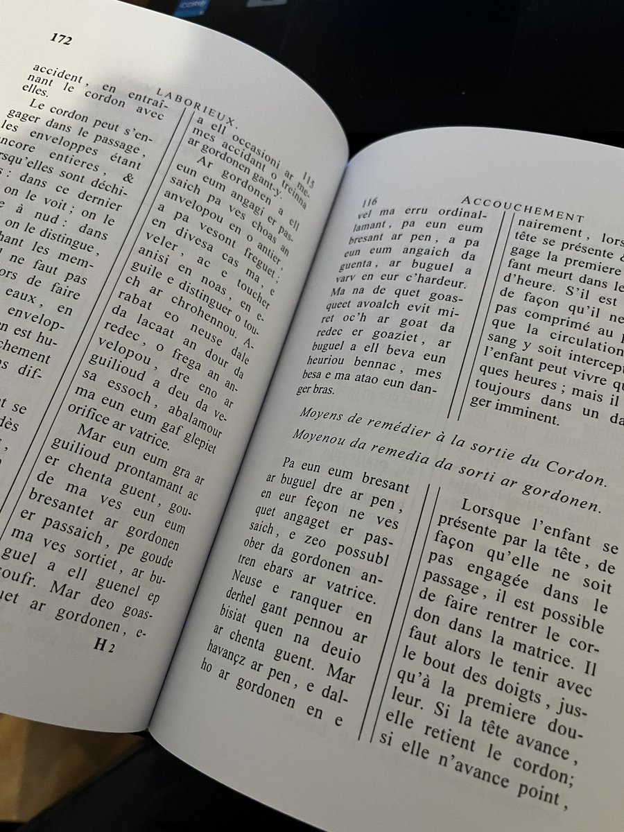 Hier je suis passé en sous préfecture de #Guingamp remettre un cadeau au sous-préfet Delrieu pour son départ. Un manuel d'instructions pour accouchements rédigé en breton en 1774. Un clin d'œil pour lui rappeler notre attachement collectif à l'hôpital public et à la maternité