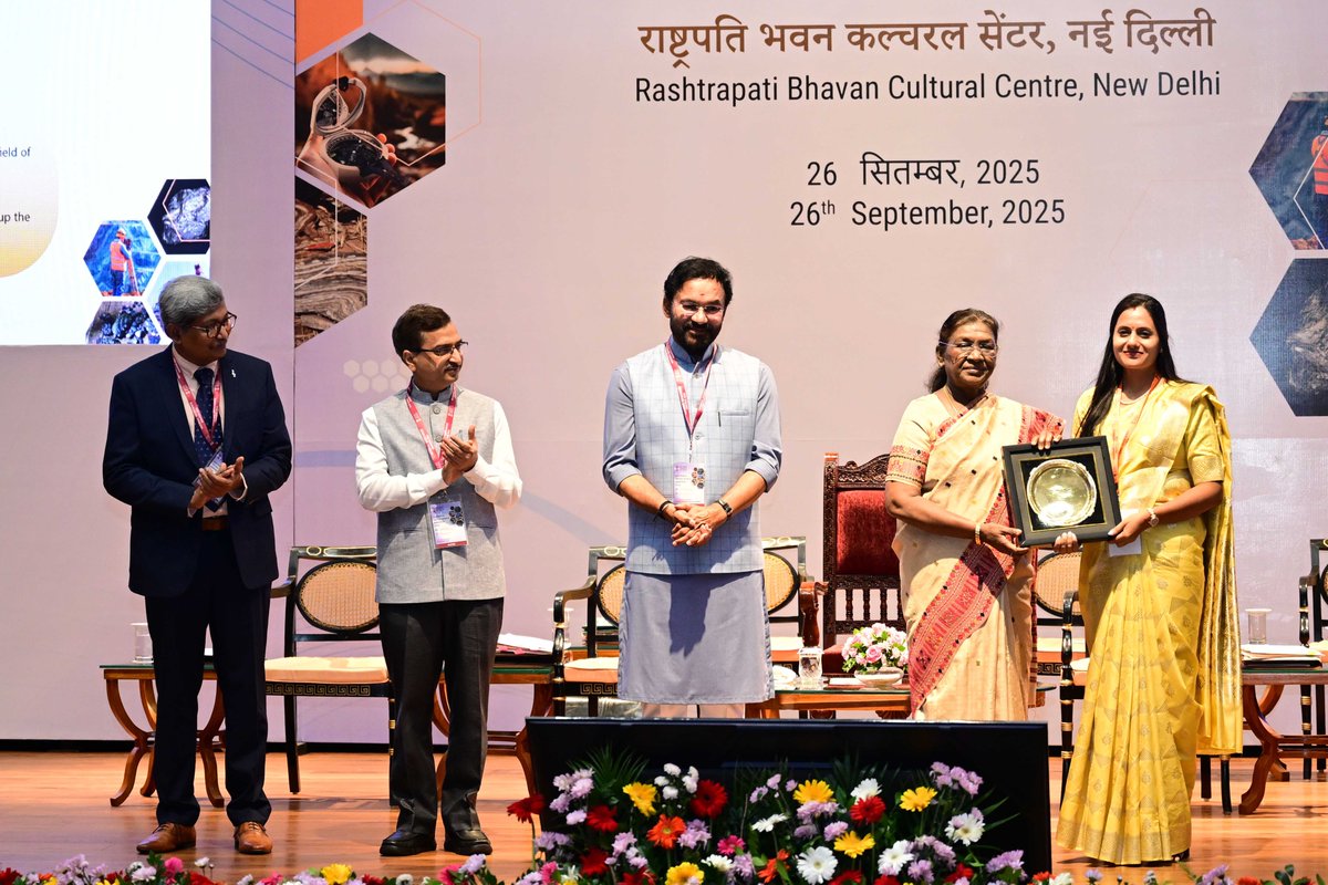 PIB_India's tweet image. President of India #DroupadiMurmu presents National Geoscience Awards

Rare Earth Elements (REEs) are the backbone of modern technology. They power everything from smartphones and electric vehicles to defence systems and clean energy solutions: President Murmu

Read here:…