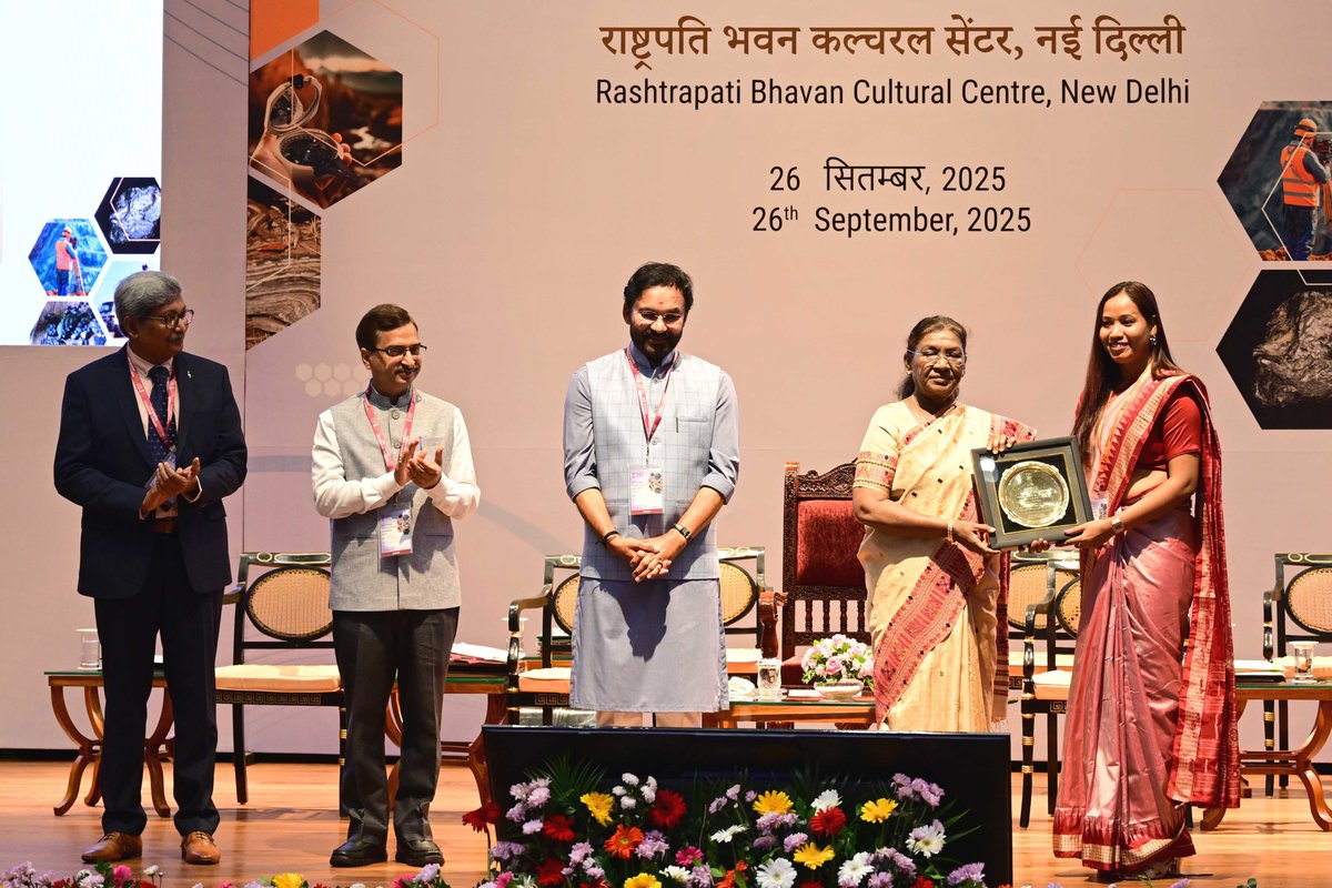 PIB_India's tweet image. President of India #DroupadiMurmu presents National Geoscience Awards

Rare Earth Elements (REEs) are the backbone of modern technology. They power everything from smartphones and electric vehicles to defence systems and clean energy solutions: President Murmu

Read here:…