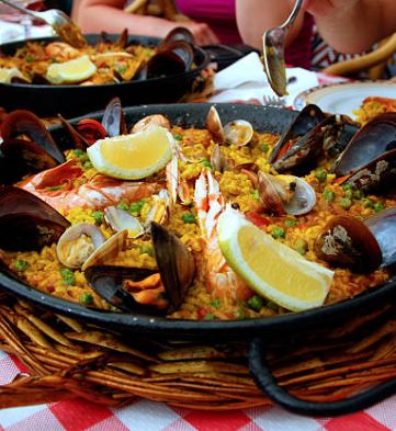 🥘 3 piatti tipici che devi provare assolutamente in Spagna 💃 : 
· Paella
· Churros 
· Tortilla

Hai provato qualcosa?  👀