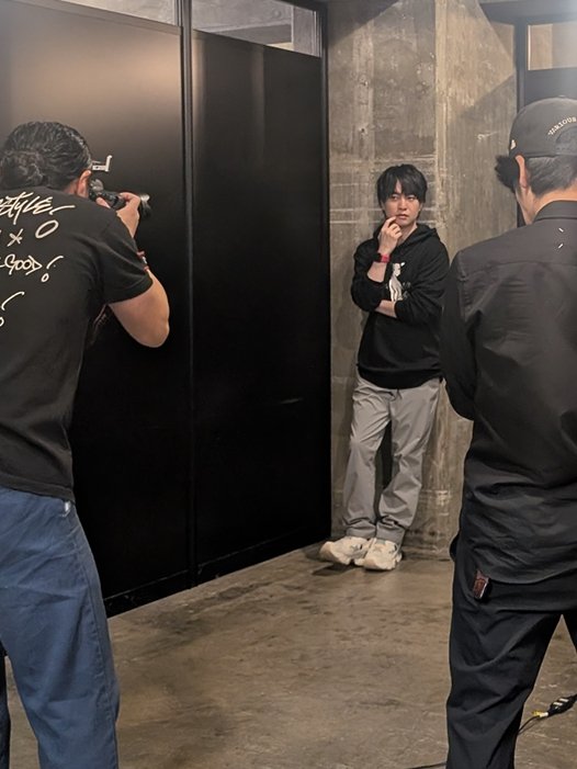yourinpro's tweet image. アパレルブランド「LIVERTINEAGE」さんと×小林裕介主演朗読劇「吾輩は猫である」のコラボが決定しました！
プルオーバーパーカーとTシャツは朗読劇当日の衣装としても着用します𓃠
先日　#小林裕介　が撮影に参加させて頂きました。
完全受注生産で、近日受注開始予定です！
soseki-museum.jp/?p=12222