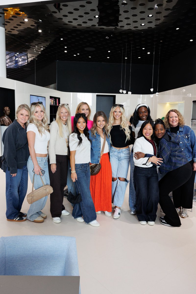 VASF_Updates's tweet image. Ended our trip with a little more shopping 💎✨ Our Austria photoshoot was an incredible experience from start to finish. We’re heading home with memories that will last a lifetime — and some sparkling surprises to debut in our 2026 Collection! 

#VarsityStyle