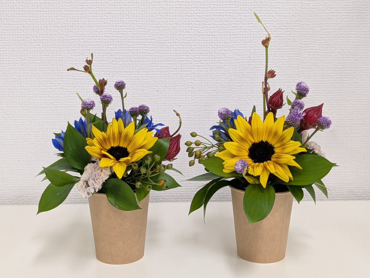 講義でフラワーアレンジメントを行っています☆
利用者さんが講師のアドバイスを聞いてとても素敵なアレンジメントになっています(^^♪
夏のひまわりがメインですが秋の方が強く出ている綺麗なお花たちです♪
皆様素敵な週末をお過ごしくださいね♬
#フラワーアレンジメント