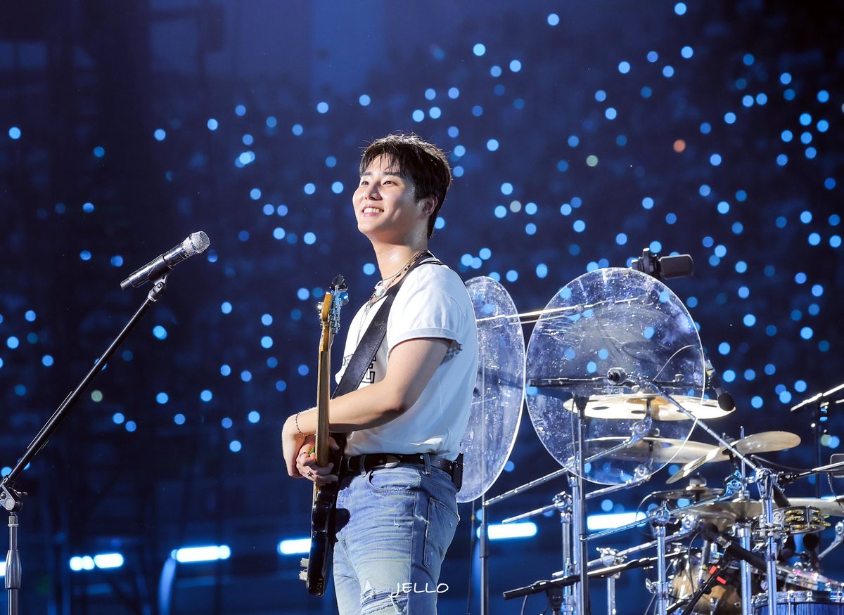 250831 THE DECADE
#영케이 #YOUNGK #DAY6 #데이식스

영현아 어떤 사랑은 눈에 보이기도 한대