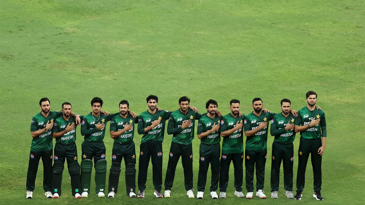 romaisakhalid6's tweet photo. My dad say's " ye team bohat "kutti" team hai tarpa tarpa kar Sahi lakin aakhir me jeete gi zaroor" at start of first inning when I just lose hope and this happened wow we are playing final 🙏🏻🤦🏻‍♀️🇵🇰.
.
Congratulations to team 🇵🇰 ab Jeet k aana hai inshallah will win this final 🙏🏻✨ https://t.co/yOLeqMiGRS