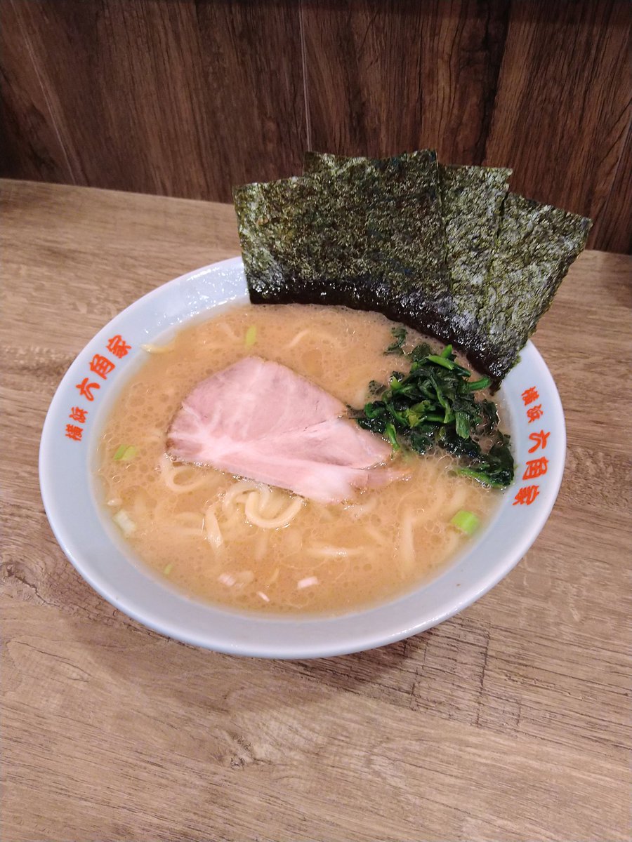 六角家戸塚店
ラーメンそのまま
そのままで食べるとマイルドで優しい味わい(｡･ω･)y-ﾟﾟﾟ