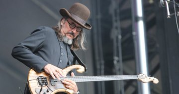 ProfesorJonk's tweet image. "Como nadie quería tocar el bajo, enseguida estuve en una banda".
Edward "Les" Claypool.
Siempre en nuestra banda a manos de su bajo.
#LesClaypool #Primus #bajo #musica
youtube.com/watch?v=953Pkx…