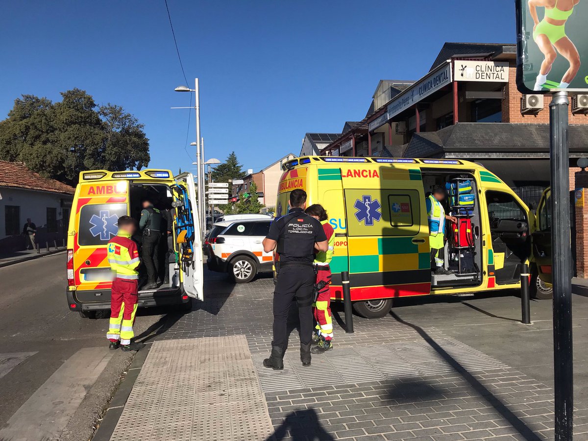 Esta mañana, junto con <a href="/PoliciaTorre/">Policía Local Torrelodones</a>, acudimos a C/ Jesusa Lara por accidente laboral con traumatismo a causa de una radial.
A nuestra llegada, se encuentra <a href="/guardiacivil/">Guardia Civil</a> en el lugar, e iniciamos primera asistencia hasta la llegada de los recursos sanitarios de #SUMMA112.