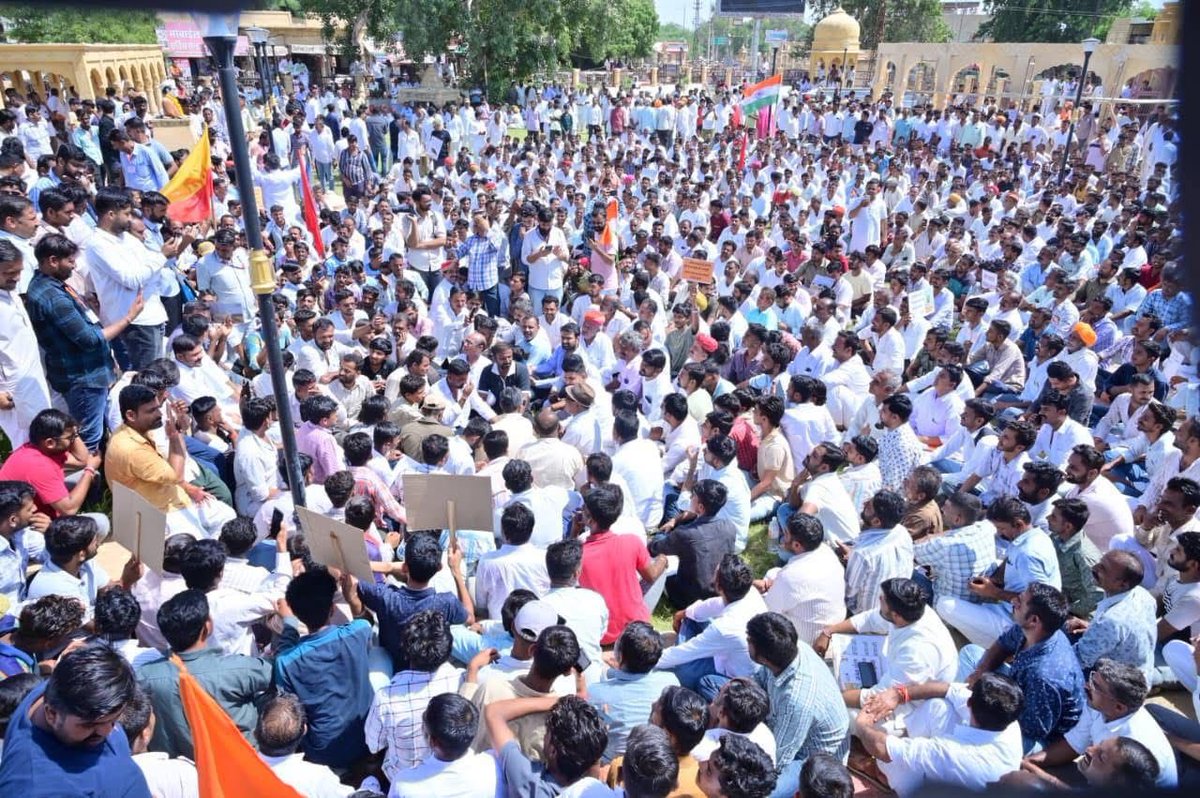 विधायक रविन्द्र भाटी पहुंचे जैसलमेर ओरण बचाओ आंदोलन में....
#ओरण_बचाओ