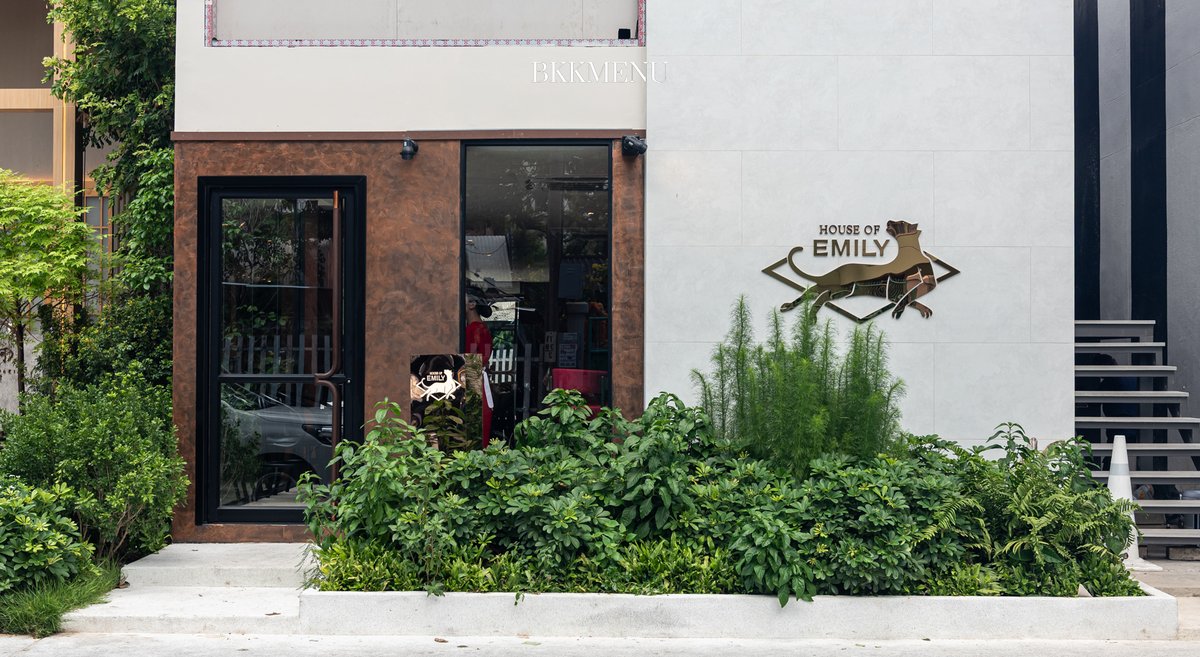 bkkmenu's tweet image. #BEHINDTHETASTE ครั้งนี้ ชวนมาเปิดครัวพร้อมเรื่องราวจากจานโปรดประจำบ้าน สู่ House of Emily ที่ถ่ายทอดรสชาติและความผูกพันผ่านทุกเมนู
.
อ่านเต็มๆ ได้ที่ :  bkkmenu.com/eat/stories/ho…
.
#BKKMENU #BKKPEOPLE #BehindTheTaste #Emily #Houseofemily