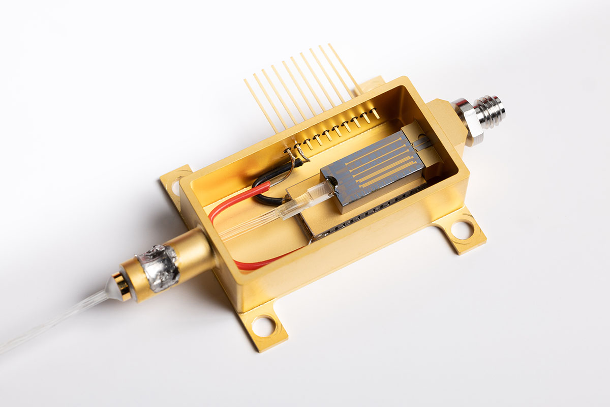 PHIX_Photonics's tweet image. Meet our experts at @ECOC_Exhibition to discover cutting-edge #photonics packaging for #datacom &amp;amp; #telecom.

Example: our gold box for Lightium #TFLN PICs. Compact, hermetic, 110 GHz RF, 8 optical, 10 DC &amp;amp; thermal management.

➤ Let&apos;s connect! Find us at #ECOC2025 booth C4119.