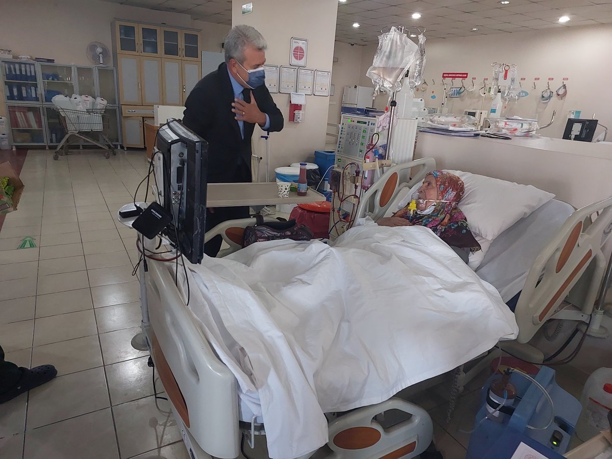 umitkanan72's tweet photo. Van Özel Diyaliz Merkezi’nde tedavi gören kıymetli hastalarımızı ziyaret ettik. Zorlu tedavi süreçlerine yakından tanık olarak, kendilerine en içten geçmiş olsun dileklerimizi ilettik ve yalnız olmadıklarını hissettirmeyi bir sorumluluk olarak kabul ediyoruz.

Görevli sağlık personellerinden hastalarımızın durumları ve tedavi süreçleri hakkında detaylı bilgi aldık; özveriyle çalışan tüm personele şükranlarımızı sunduk.

Hayatın en kıymetli sermayesi sağlıktır. Bu özel anlarda, her bir hastamızın gösterdiği cesaret ve sabra tanık olmak, insan olmanın sorumluluğunu ve değerini bir kez daha hatırlatıyor. İnancımız odur ki, moral ve manevi destek, bu süreçte hastalarımız için en büyük güçtür.

Tüm hastalarımıza acil şifalar diliyor, en kısa sürede sağlıkla sevdiklerine kavuşmalarını yürekten temenni ediyoruz.
@drmemisoglu 
@Akparti