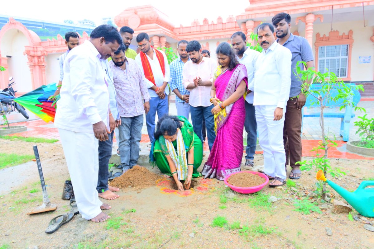 SunithaGongidi's tweet photo. గ్రీన్ ఇండియా ఛాలెంజ్ కార్యక్రమంలో భాగంగా మాజీ ఎంపీ @SantoshKumarBRS గారు చేపట్టిన 'గుడి గుడికో జమ్మి చెట్టు' కార్యక్రమంలో భాగంగా ఈరోజు యాదగిరిగుట్టలో సత్యనారాయణ స్వామి వ్రత మండపాల వద్ద జమ్మి చెట్టును నాటిన ఆలేరు మాజీ ఎమ్మెల్యే శ్రీమతి @SunithaGongidi.

#GreenIndiaChallenge https://t.co/6j3QAafFye