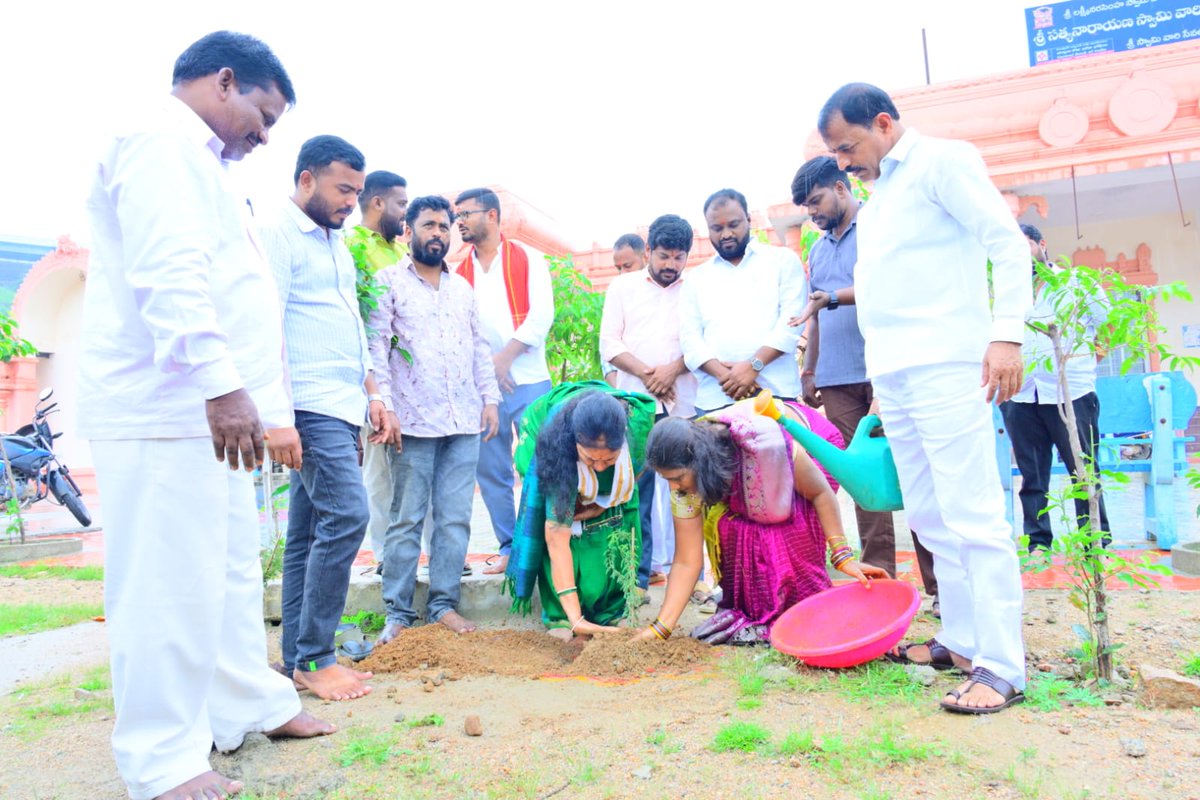 SunithaGongidi's tweet photo. గ్రీన్ ఇండియా ఛాలెంజ్ కార్యక్రమంలో భాగంగా మాజీ ఎంపీ @SantoshKumarBRS గారు చేపట్టిన 'గుడి గుడికో జమ్మి చెట్టు' కార్యక్రమంలో భాగంగా ఈరోజు యాదగిరిగుట్టలో సత్యనారాయణ స్వామి వ్రత మండపాల వద్ద జమ్మి చెట్టును నాటిన ఆలేరు మాజీ ఎమ్మెల్యే శ్రీమతి @SunithaGongidi.

#GreenIndiaChallenge https://t.co/6j3QAafFye
